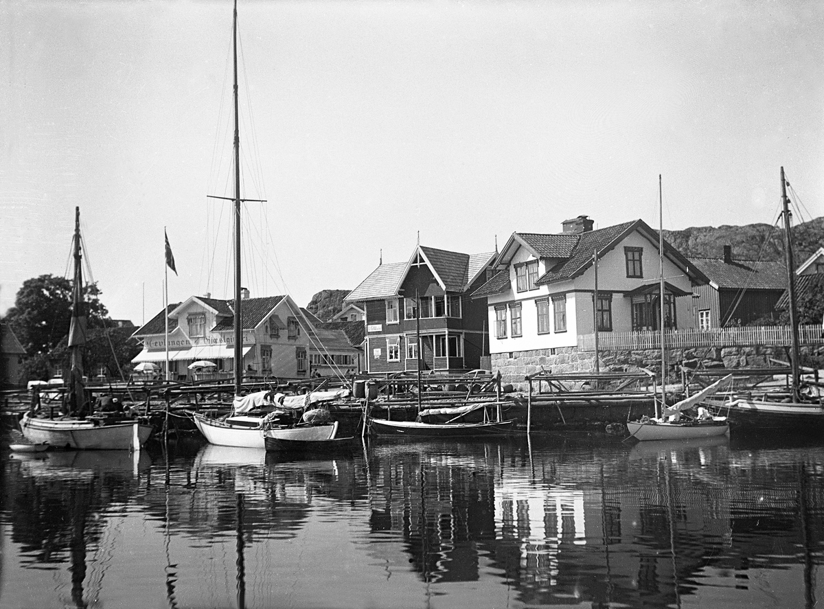 Fra havnen i Nevlunghavn. Til venstre Nevlungen Gjæstgiveri.  Fotografert 1923.