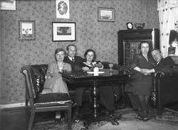 Fritjof og Dordi Arentz i forlovelsesselskap hos Nanna og Ja