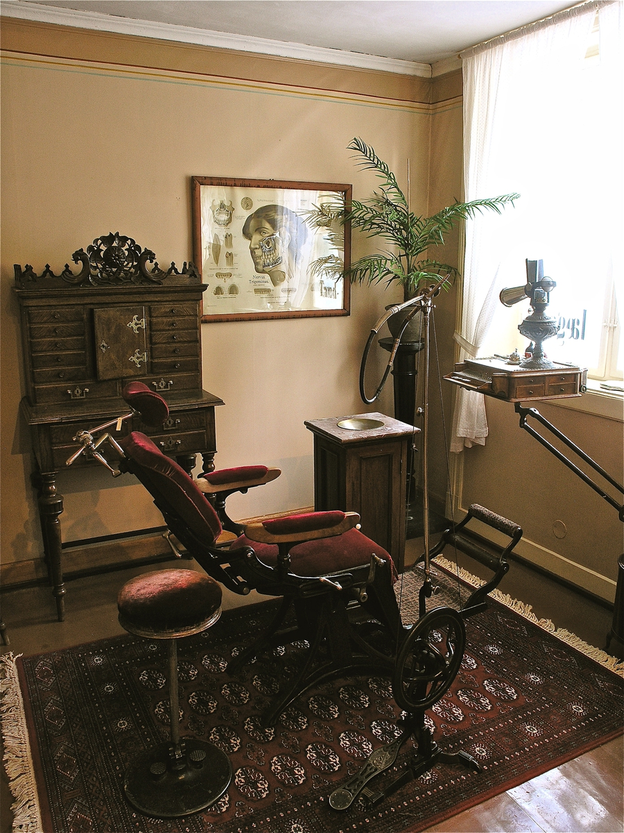 Tannlegekontor fra ca. 1900 med blant annet pasientstol, tråbor, spyttefontene og instrumentbord. Fra tannlegeutstillingen på Norsk Folkemuseum.