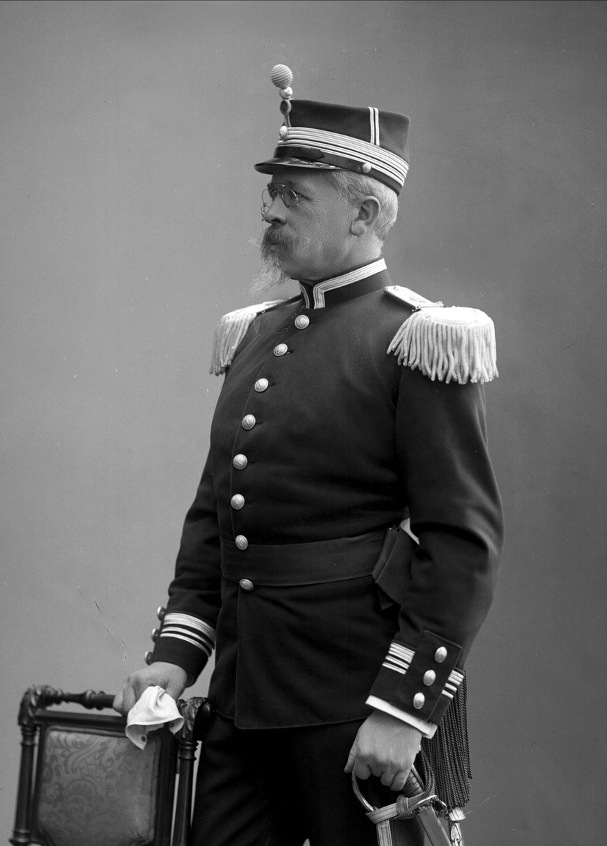 Portrett, Fredrik Meltzer Brun (født 1848), i uniform som oberstløytnant ved infanteriet som reglementert fra 1894 til 1910.