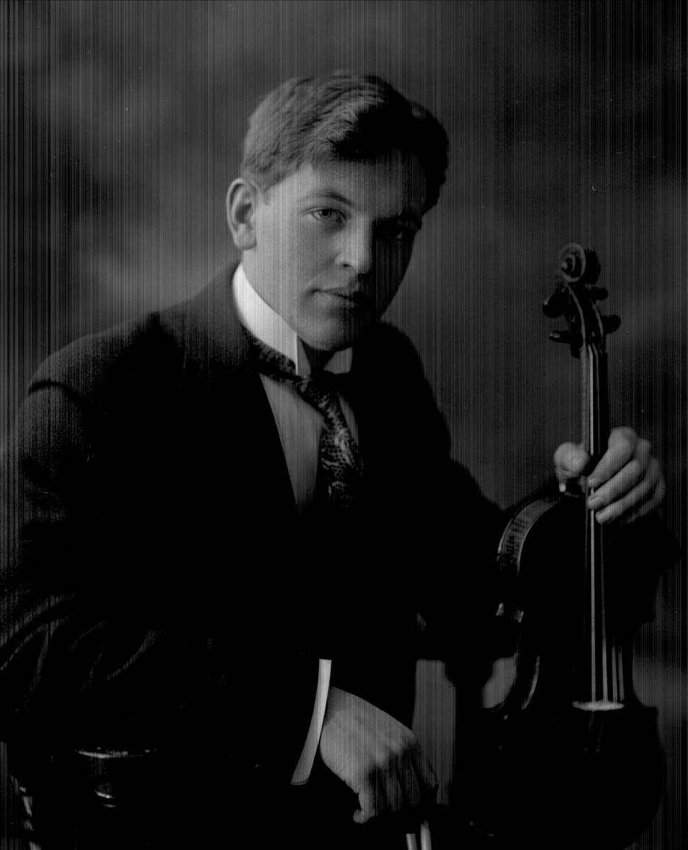 Portrett, musiker Bjarne Brustad med fiolin eller bratsj.