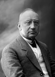 Portrett, mann med vest og jakke, briller. Advokat Unger.