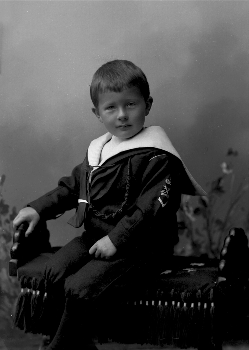 Portrett av Conrad Møller Falsen som liten gutt i matrosdress.