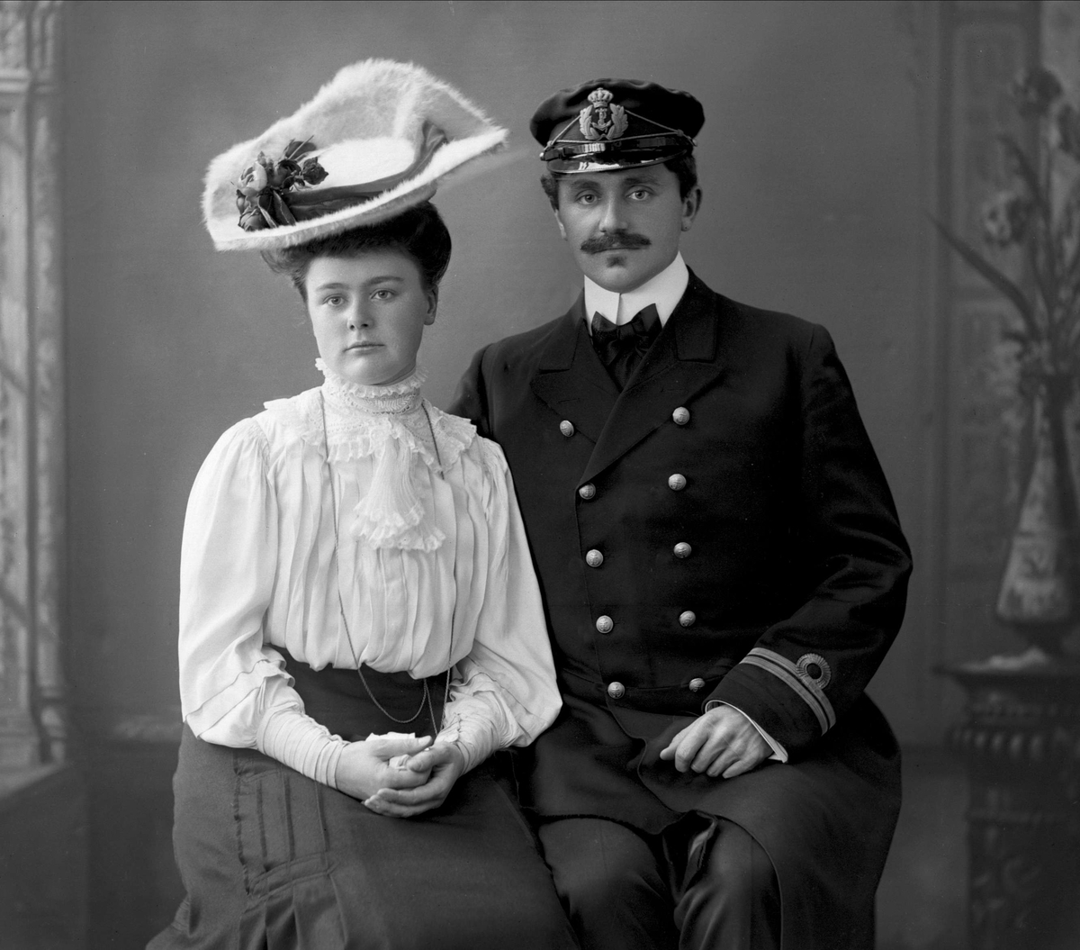 Portrett, Harald Hartmann og hustru, han i uniform som premierløytnant ved marinen.