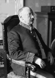 Portrett, Hans Aimar Mow Grønvold i uniform som kabinettsekr