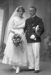 Gruppeportrett, bryllupsbilde. Kvinne i hvit kjole, mann i m