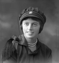 Portrett, kvinne med studentlue. Frøken Valborg Alfsen.