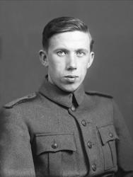 Portrett, mann i uniformsjakke. Simonsen.