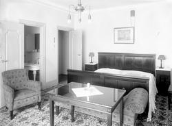 Interiør soverom, bad, ukjent sted. Hotell?