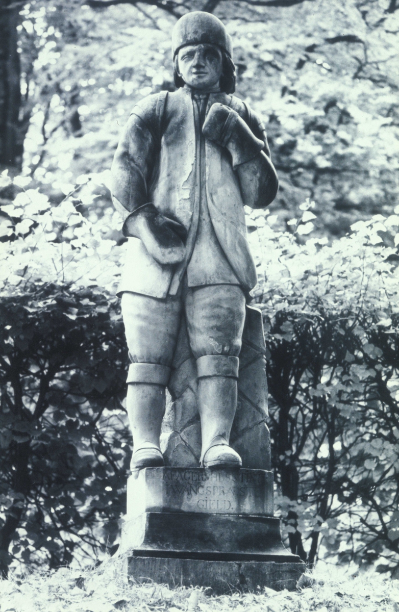 Statue i Nordmandsdalen på Fredensborg slott, Danmark. Fotografert 1968. Drakt fra Vang, Oppland.