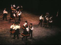 Norsk Folkemuseums dansegruppe danser i Nasjonalteateret 7.o
