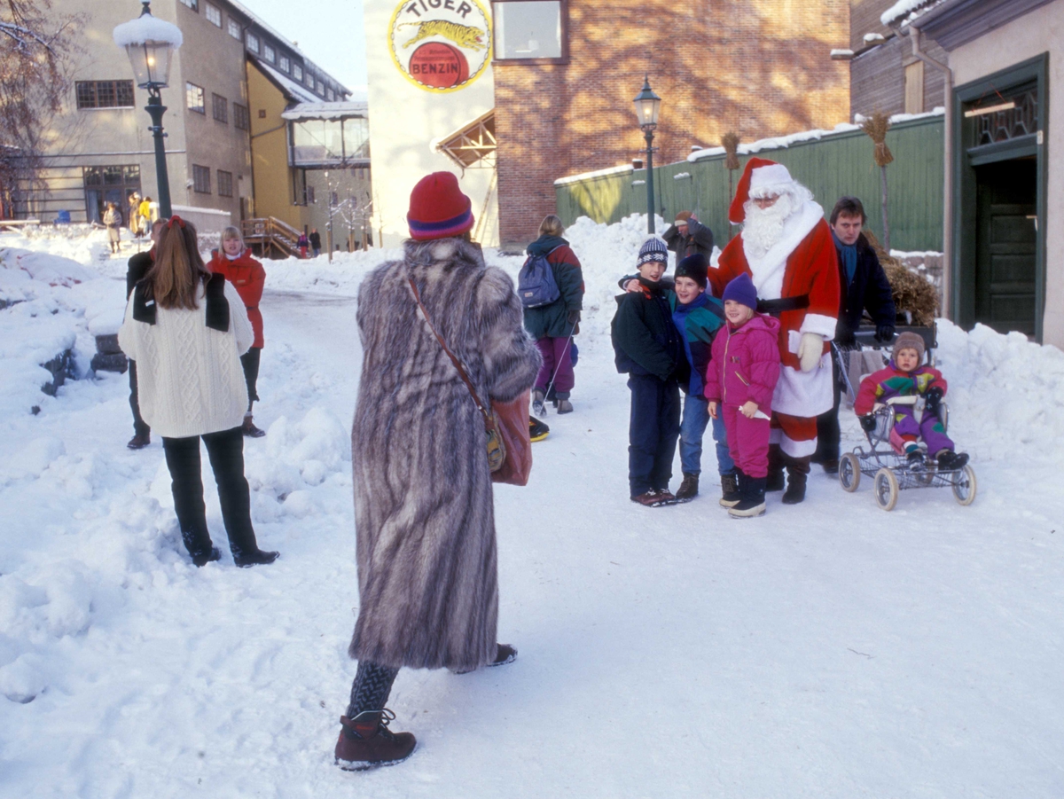 Julemarked på Norsk Folkemuseum i 1993. Julenissen er på plass.