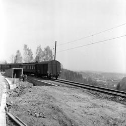 Jernbanelinje med tog. 1956.
