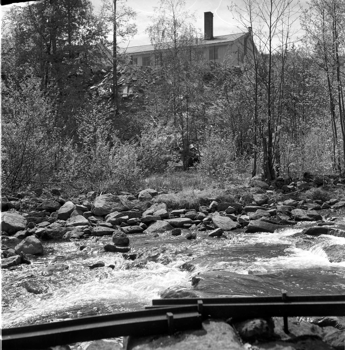 Kloakk i Skarelva, Maridalen, Oslo. 31.05.1956.