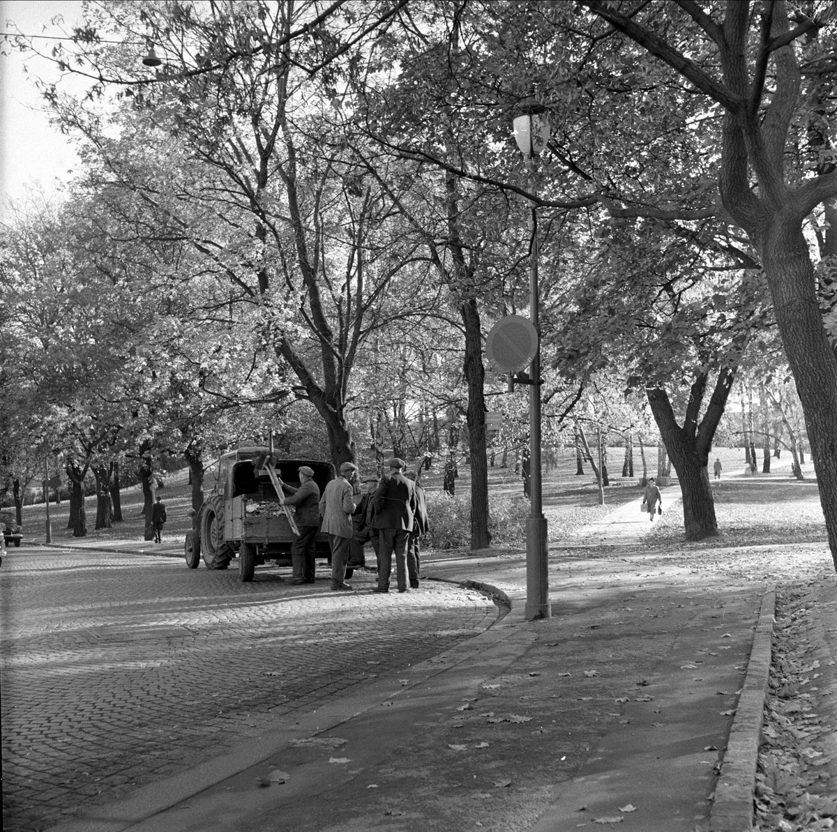 Slottsparken, bil og arbeidere i forgrunnen, Oslo, 12.10.1956