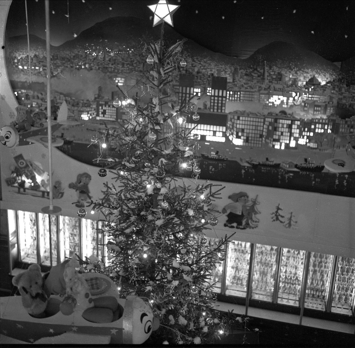 Juletre i utstillingsvindu, Oslo, november 1958. Vindusutstilling.