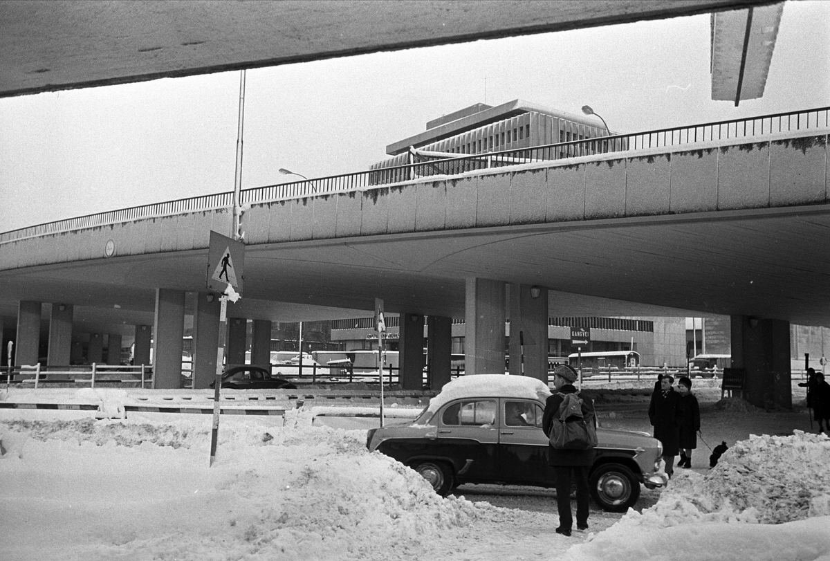 Helsfyr, Oslo, Strømsveien, desember 1967, ny veibro. Bilen er en Moskvich fra 1960-tallet.