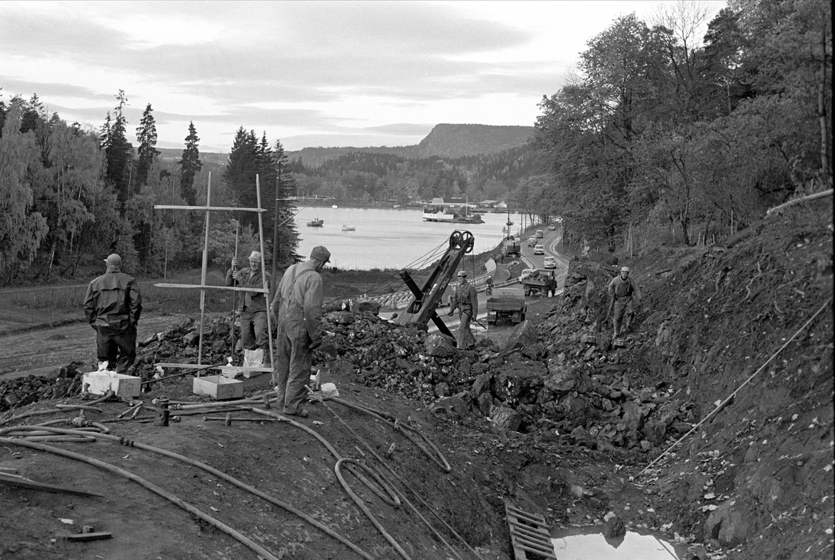 Drammensveien før Sandvika, Bærum, oktober 1963. Veiarbeid.