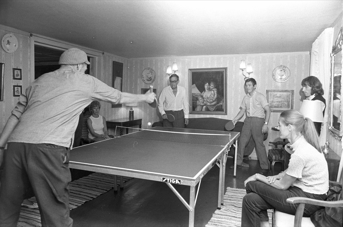 Norsk Dusteforbund, Ping-pong-dusterier og kulturaften, Drøbak,Frogn, 09.08.1970. Mennesker spiller bordtennis.