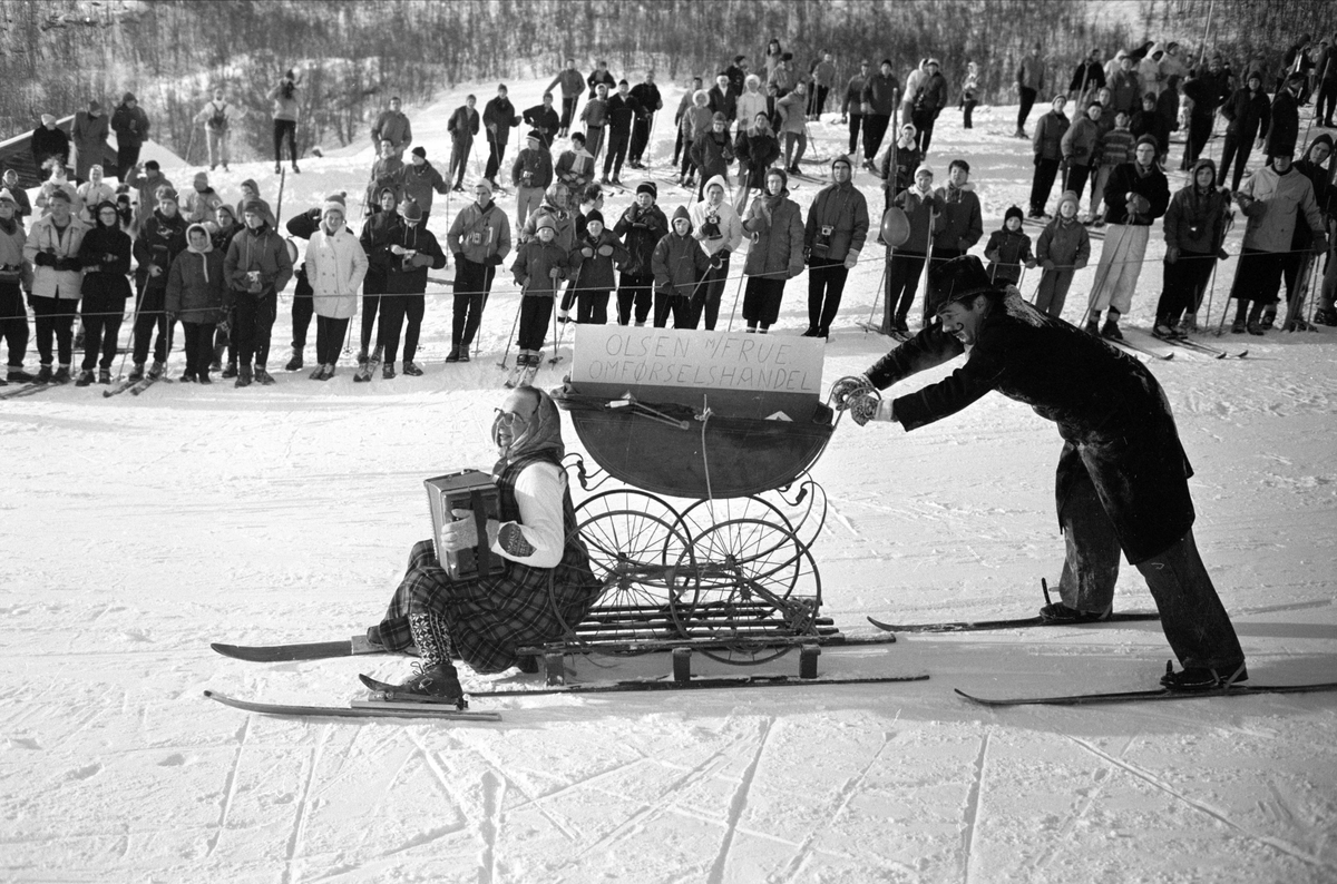 Vinterskiuka åpnes på Geilo, Hol, januar 1961. Gjøglere i løypa.