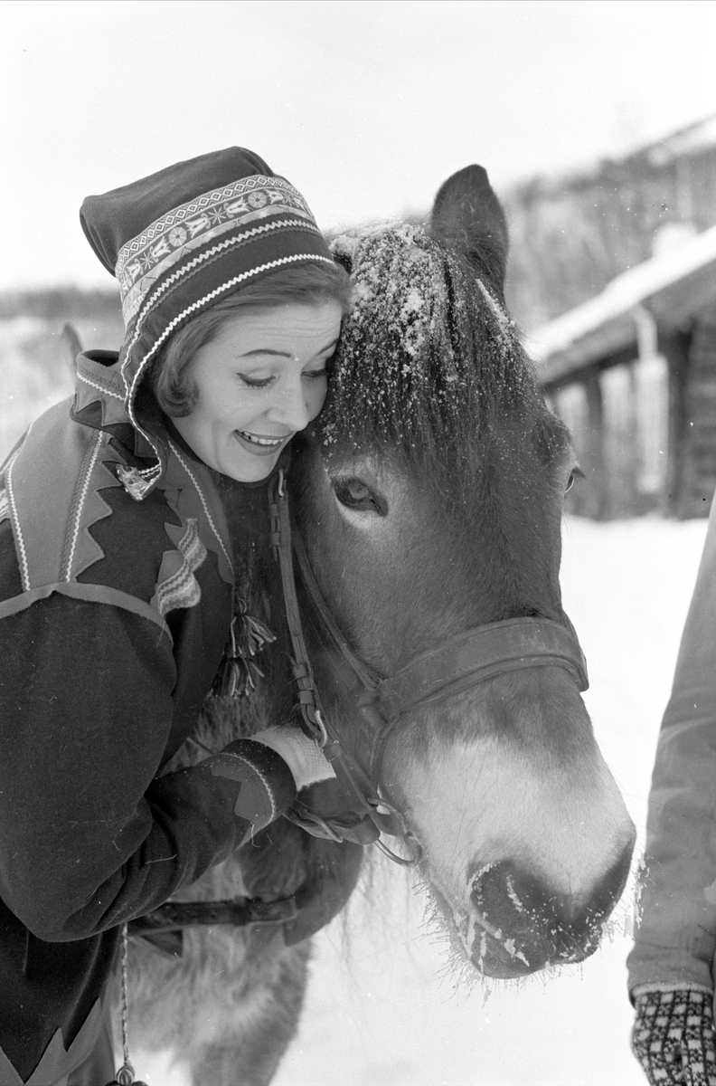 Mannekenger på Geilo, Hol, januar 1961. Med hest.