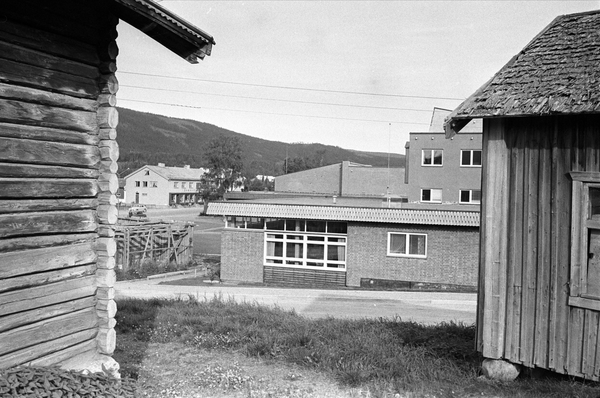 Trysil september 1961. Vei med bygninger.