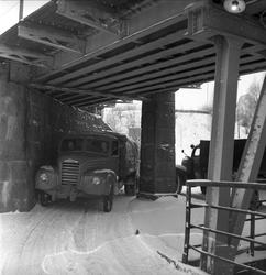 Minnesund, Akershus, november 1951. Lastebil under den gamle