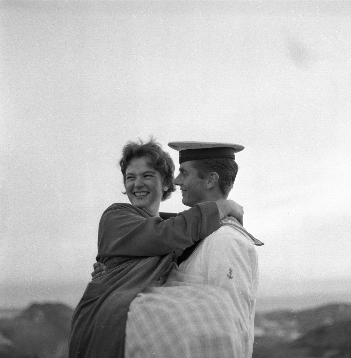 Kristiansund, Møre og Romsdal, 23.06.1958. St. Hans feiring. Portrett av gast og kvinne.