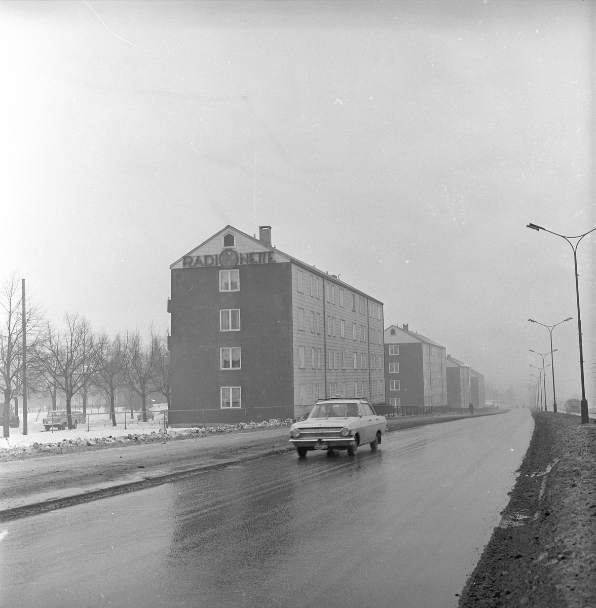 Trondheimsveien sett fra Bjerke mot Sinsenkrysst i 1965. Boligblokkene ligger i Refstad Allé.