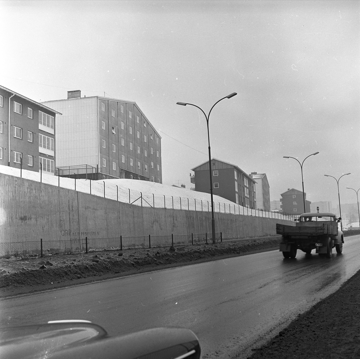 Trondheimsveien ved Slettaløkka på Veitvet i Oslo. Vei med lastebil og boligblokker fotografert i 1956.