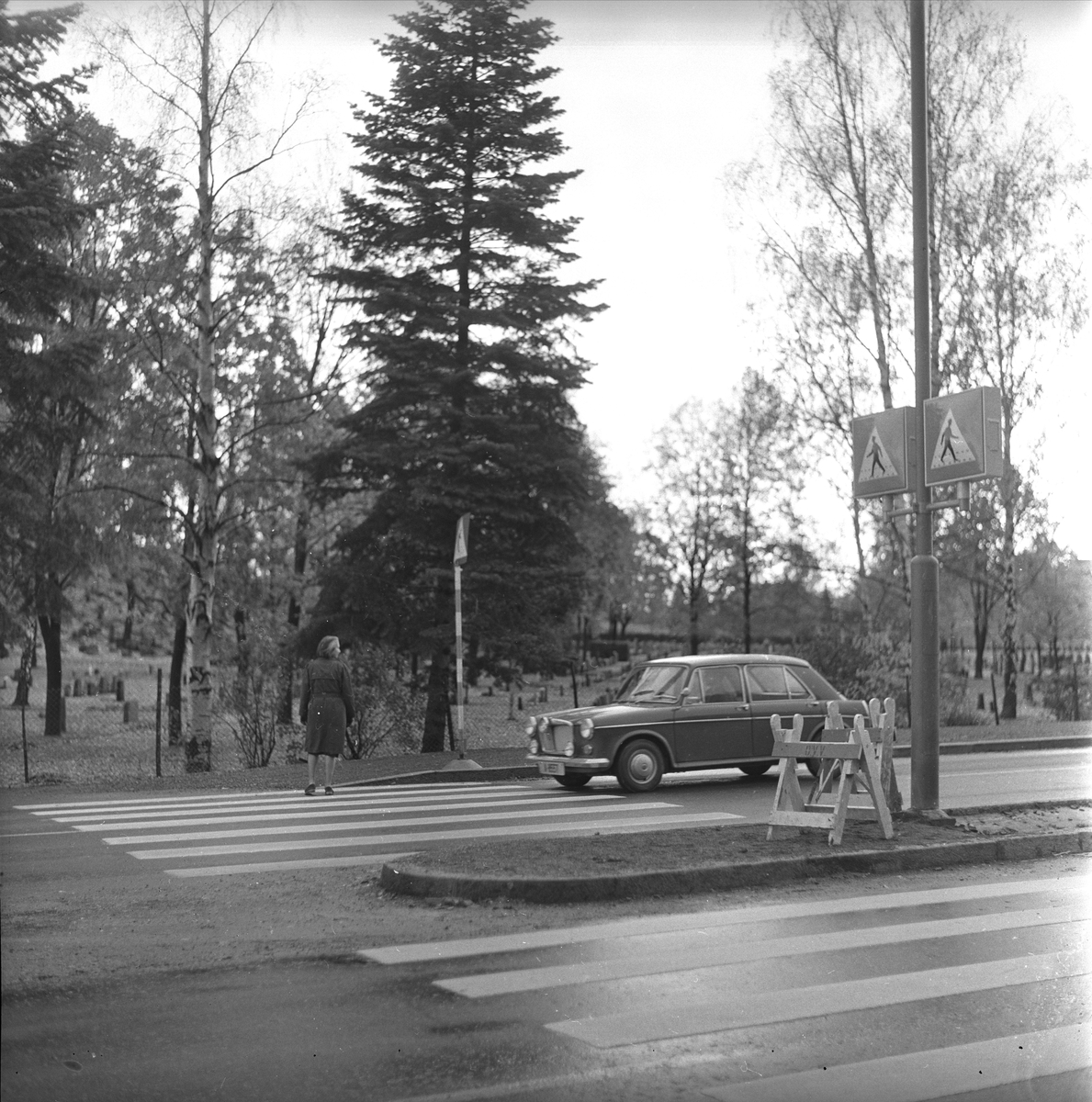 Ullernchaussèen, Oslo, 08.11.1958. Trafikkbilde, gangfelt. 
