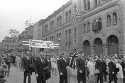 Karl Johans gate, Oslo, 17.05.1970. 17 mai tog passerer stor