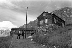 Fra Sogn 01.08.1967. To menn på vei opp til huset i Jostedal