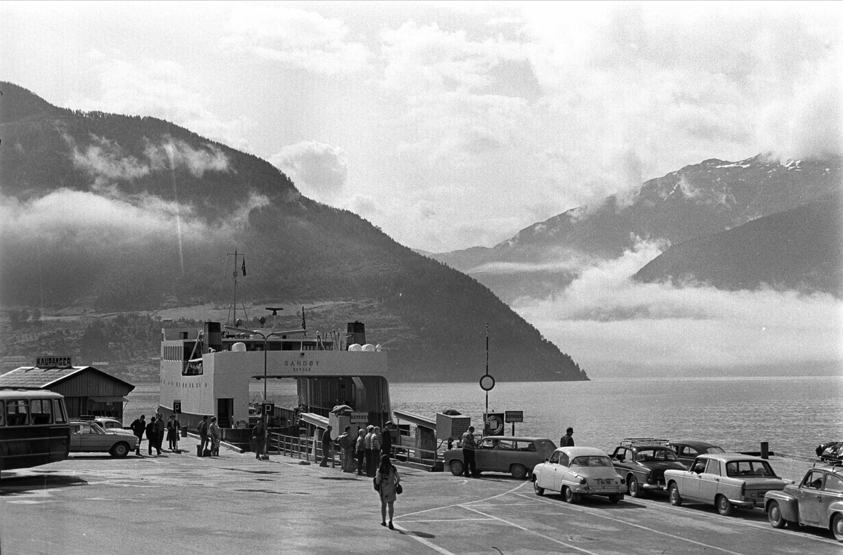 Fra Sogn 01.08.1967. Biler på vei inn i fergen i Jostedalen.