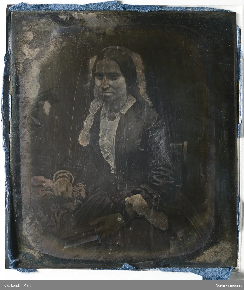 Dagerrotyp / daguerreotyp, porträtt av okänd dam. Nordiska museet inv.nr 257834.
-
Portrait of unidentified woman. Sixth-plate daguerreotype.