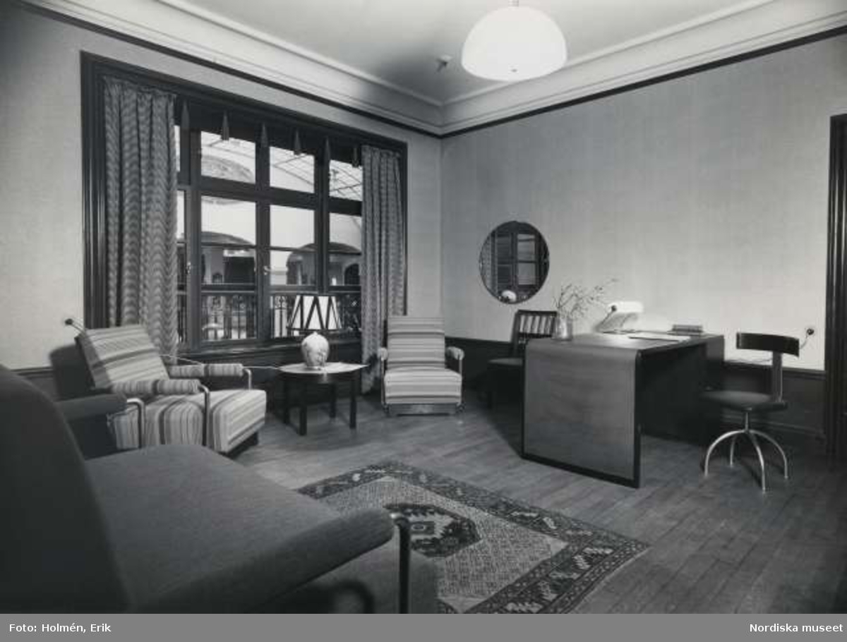 Utställningsinteriör med soffa, fåtöljer samt skrivbord. Skrivbordsstol  med stålrörsben. "Typenco" 1932.