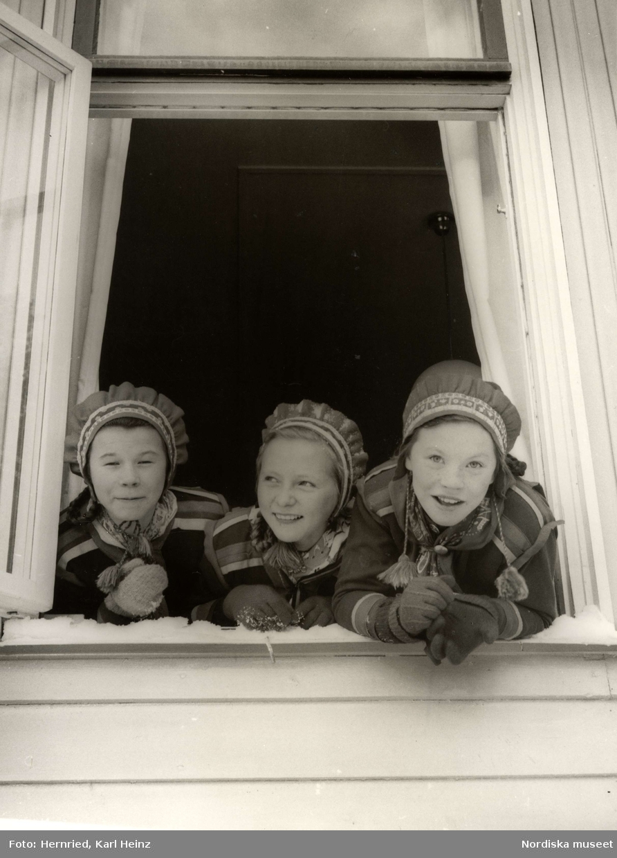 Nomadskolan i Gällivare, Lappland. Tre flickor i ett fönster. Från vänster :Svea Poggats, Anna Sjaunja och Solveig Pittsa.