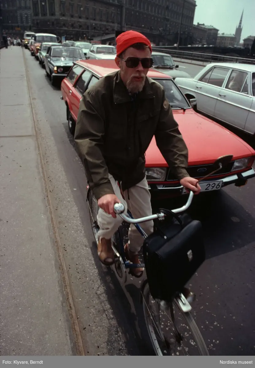 En man cyklar i stadstrafik. "Cykla i stan".