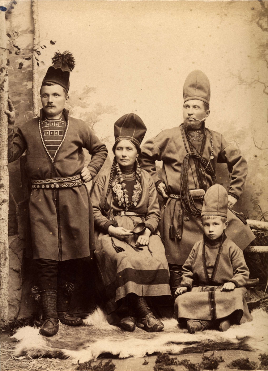 Gruppbild med fyra personer ur familjen Åren. Studiofotografi 1912.
