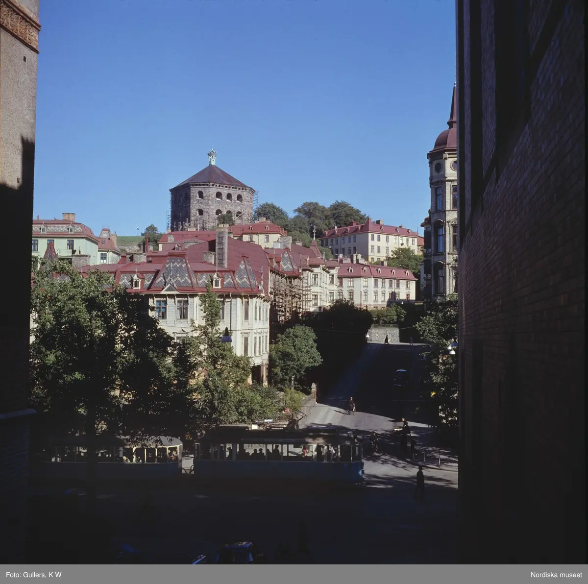 Göteborg. Gata med spårvagn. Trähus och Skansen Kronan.