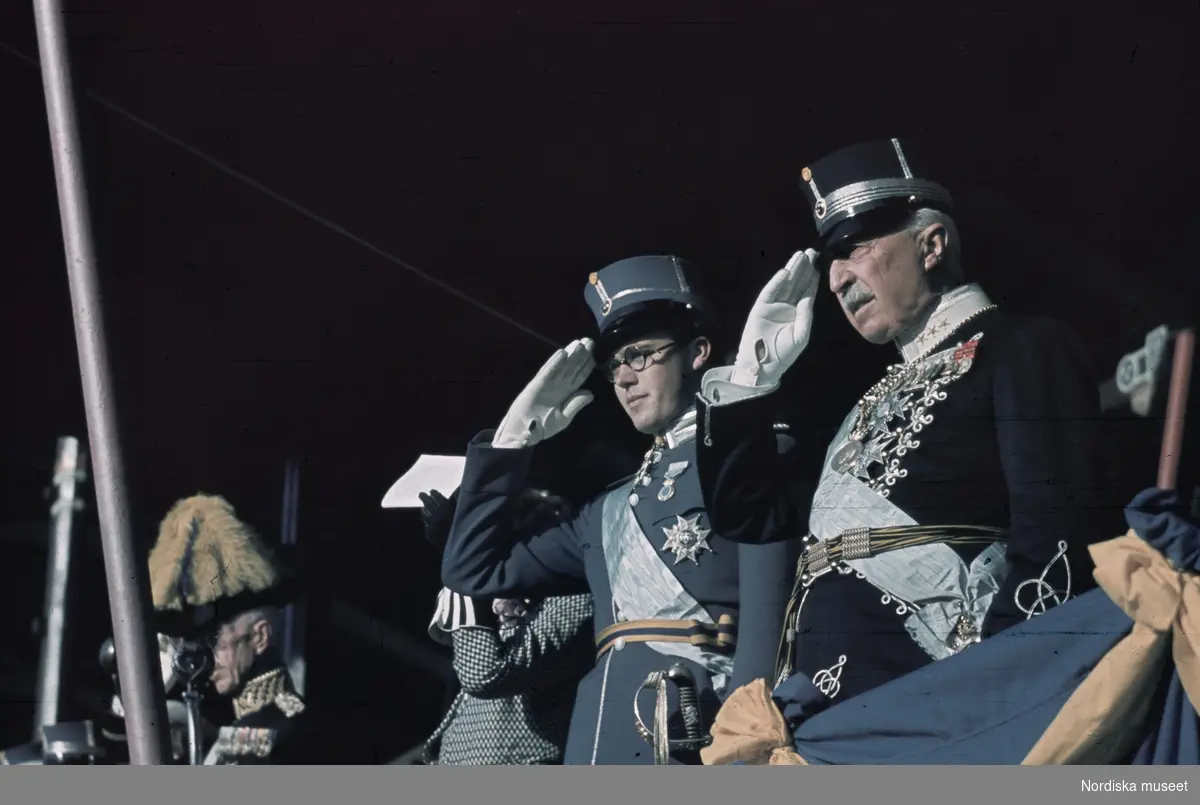 Prins Eugen (närmast kameran) och Carl Johan Bernadotte gör honnör på Stockholms stadion 1939.
