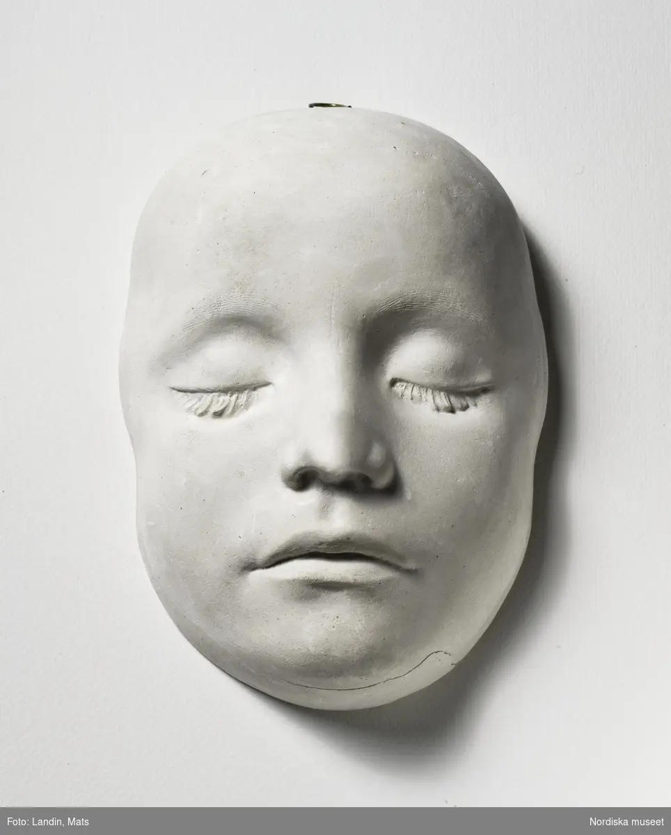 Dödsmask av gips av 8-årige Axel Bernhard Hedlund, drunknad i Eskilstunaån 1869. Avgjutningen gjord omedelbart efter döden. Nordiska museets föremål inv.nr 278078.