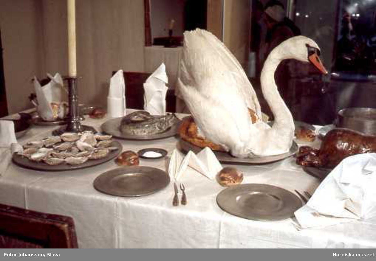 Utställningen "Dukade bord" på Nordiska museet. Bordet är från 1600-talet. Alla servetter har olika btytningar.