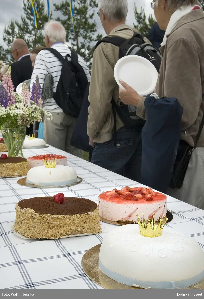 Firande av kronprinsessbröllopet 19 juni 2010, Ockelbo. Kö till tårta.