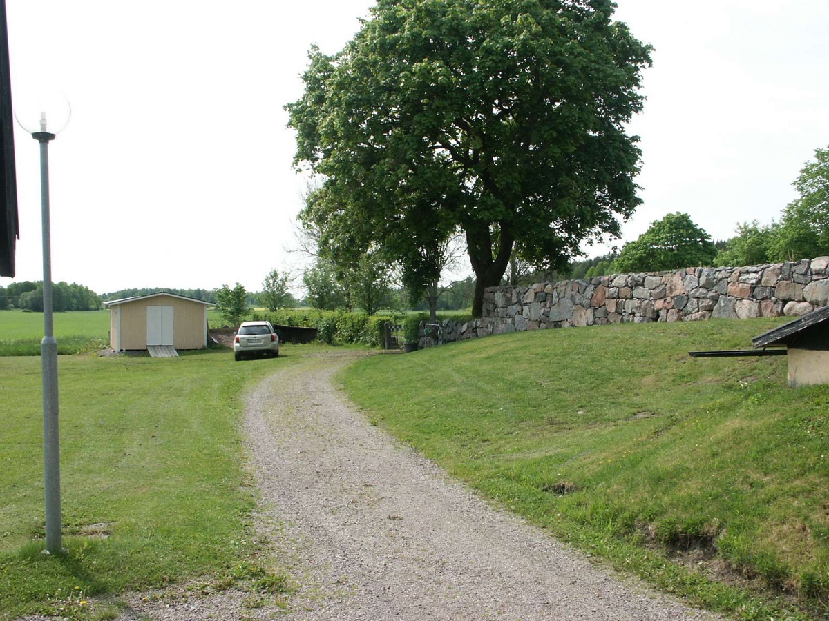 Stenmur vid Bladåkers kyrka, Uppland
