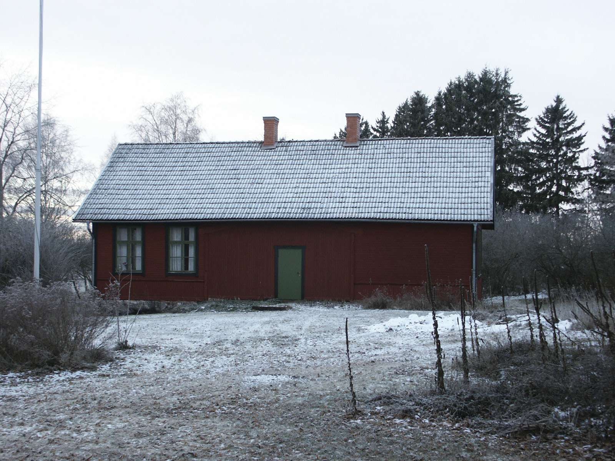 Byggnad vid Kulla kyrka, Kulla socken, Uppland december 2002