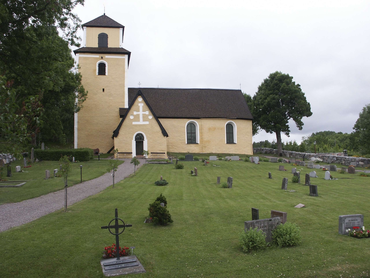 Kyrkogården vid Häggeby kyrka, Häggeby socken, Uppland 2005