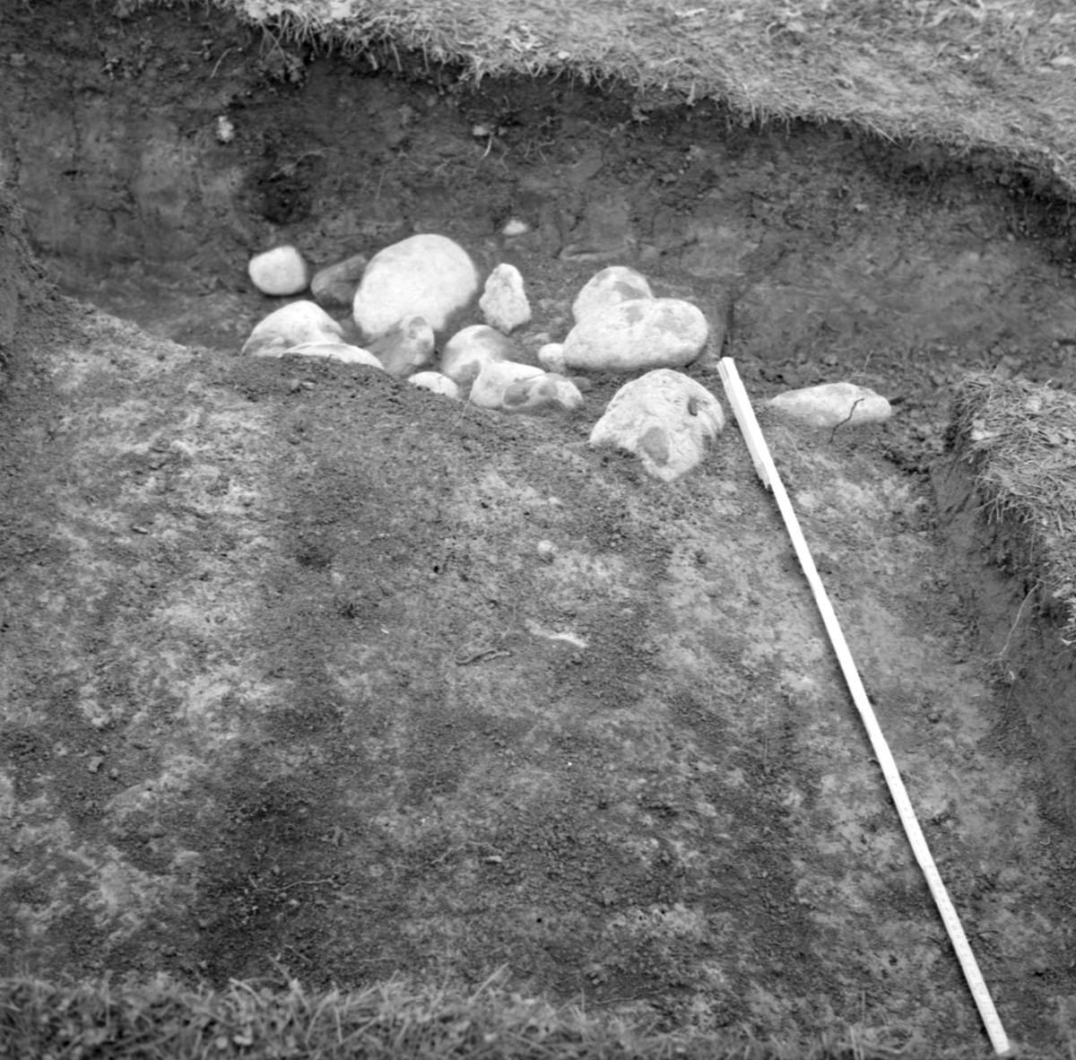 Kungsgårdsplatån, stenpackning schakt 1 - Arkeologi Gamla Uppsala 1988