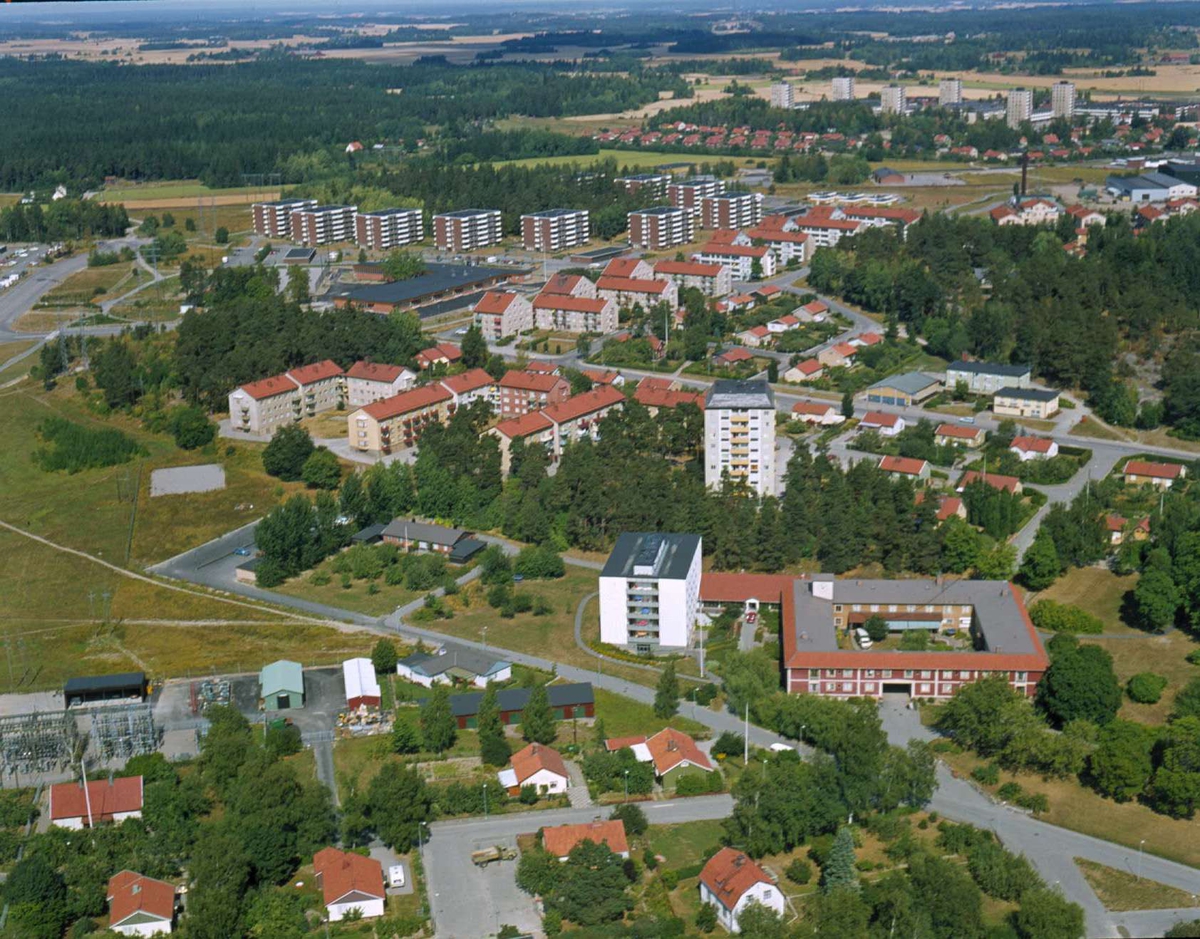 Flygfoto över stadsdelen Enögla, Enköping 1975