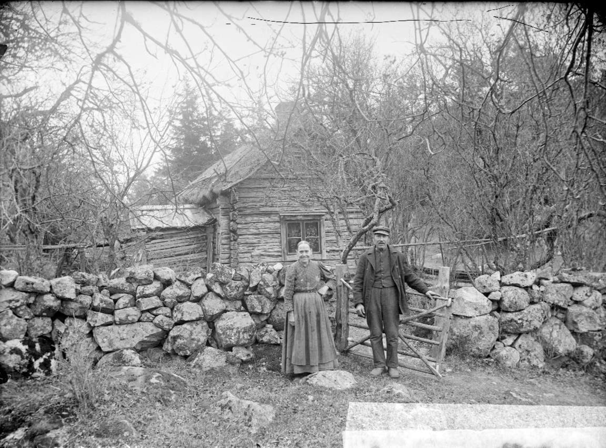 Lotta och August Bjuv framför soldattorpet i Åkerby, Funbo socken, Uppland